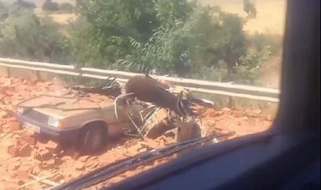 TIR'daki tuğlalar, otomobilin üzerine döküldü: 2 yaralı