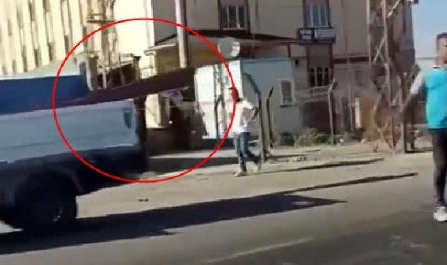 TIR'ın çarptığı kamyonetteki demir plakanın başına isabet ettiği Efe öldü