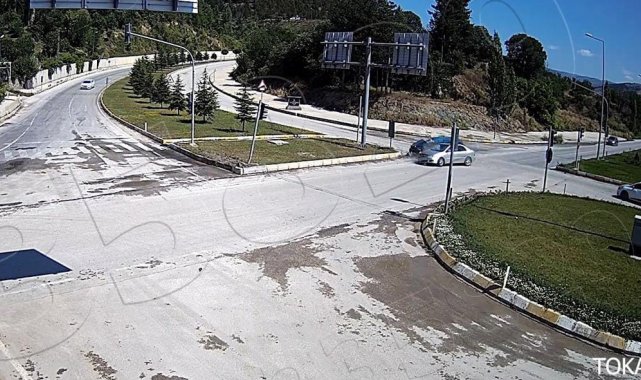 Tokat'ta döner kavşaktaki trafik kazaları kameralara yansıdı