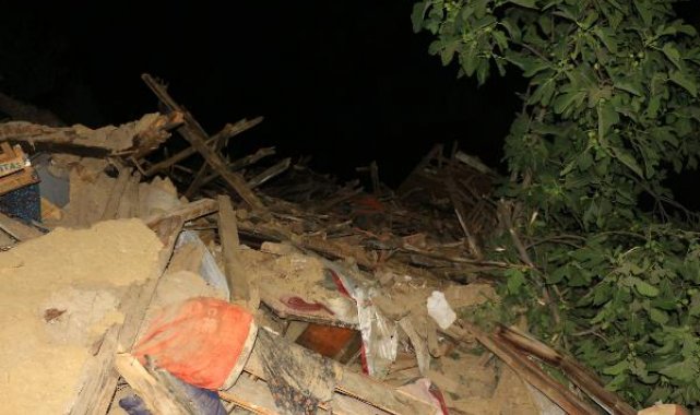 Tokat'ta tek katlı ahşap ev çöktü; enkazda kalan kişi yaralandı