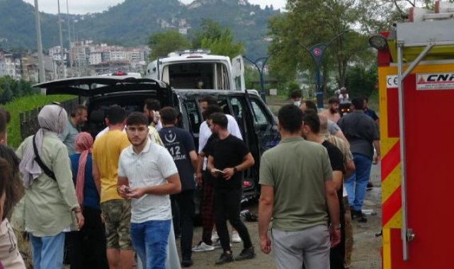 Trabzon'da turistleri taşıyan minibüs devrildi: 3'ü ağır 6 yaralı