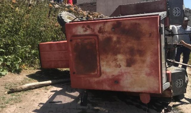 Traktör devrildi, sürücünün eşi öldü