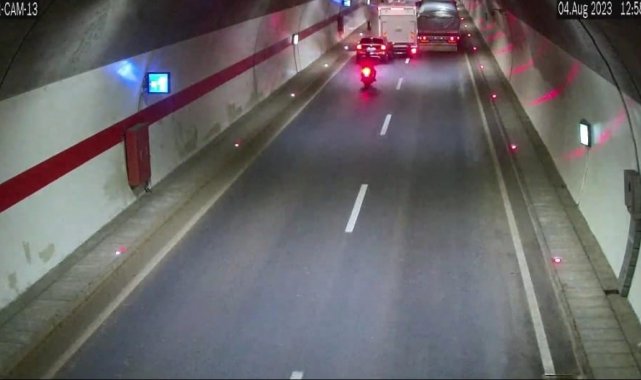 Tünel içinde hatalı sollama yapan kamyon kazaya sebeb oldu, o anlar tünel kameralarına yansıdı