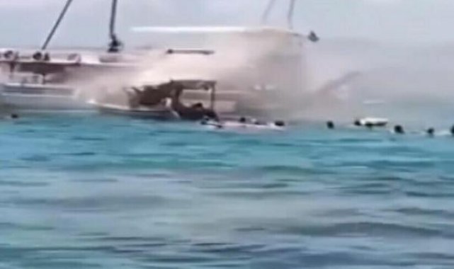 Tur teknesinde yangın çıktı, tatilciler panikle denize atladı
