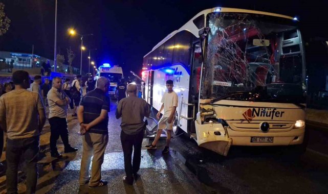Turgutlu'da yolcu otobüsü TIR'a arkadan çarptı: 3 yaralı