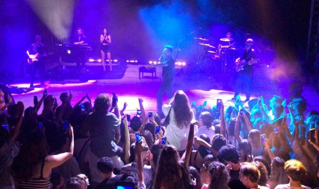 Türk Rock müziğinin ünlü sesi Teoman, Marmaris Amfi Tiyatro'da sevenleriyle buluştu