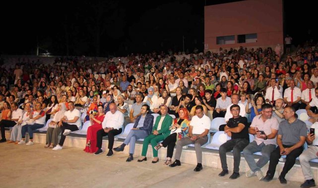 Ünlü Halk Müzisyeni Bedia Akartürk, Denizlililere unutulmaz gece yaşattı
