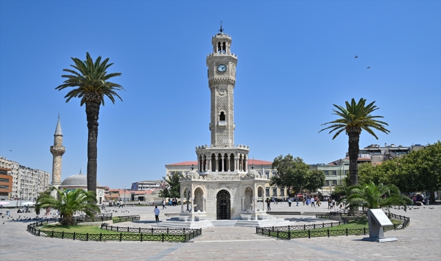 Uşak'ta iki traktör arasında kalan kişi ağır yaralandı