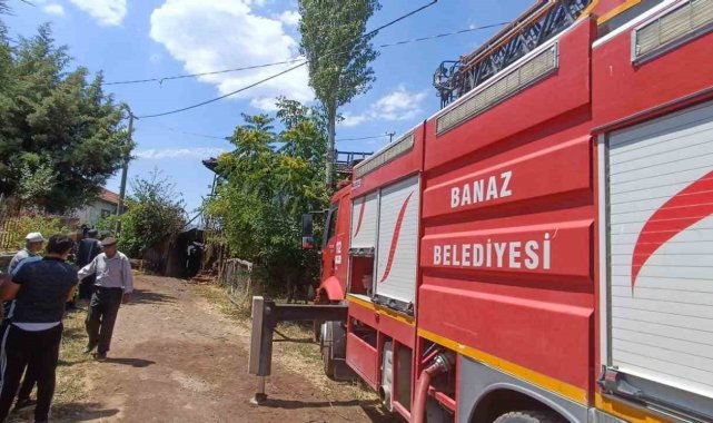 Uşak'ta çıkan yangında ev ve traktör zarar gördü