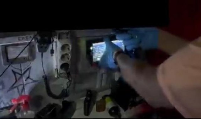 Uyuşturucuyu gizlemek için duvara uzaktan kumandalı bölme yapan şüpheli yakalandı