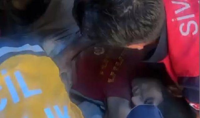 Üzerine duvar devrilen hurdacıyı itfaiye kurtardı