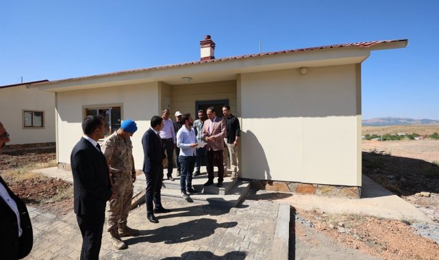Vali Usta, Karlıova'daki deprem konutlarını inceledi