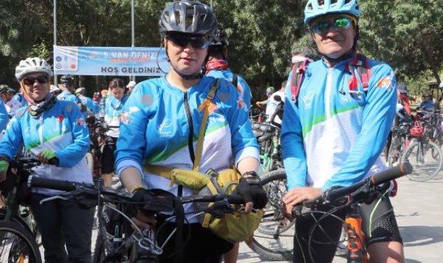 Van Gölü'ne dikkat çekmek için pedal çeviriyorlar