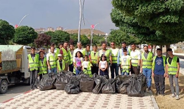 Van Gölü'nün çekildiği alanlardan çöp ve atık topladılar