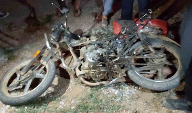 Yakıtı biten motosikleti iterken tırın çarpmasıyla yaralandılar