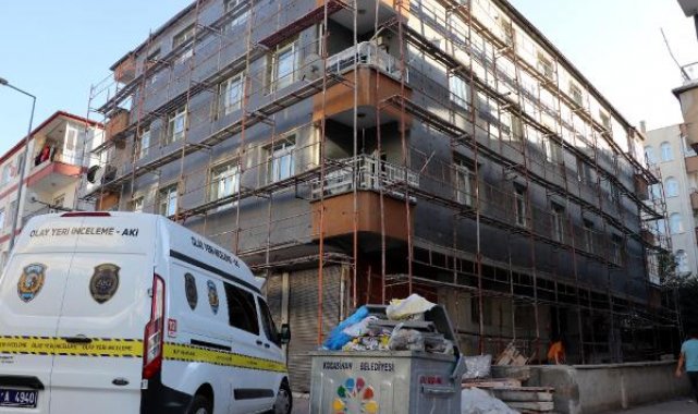 Yalıtım yapılan binanın 3'üncü katındaki iskeleden düşen işçi yaralandı