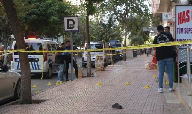 Yerden kaldırmak istediği yaralının tabancasından çıkan kurşunlarla yaralandı