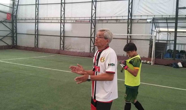 Yeşil sahalardaki 35 yıllık tecrübesi yeni futbolcular yetiştiriyor