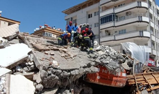 Yıkım sırasında ağır hasarlı bina çöktü; iş makinesi operatörü enkaz altında kaldı