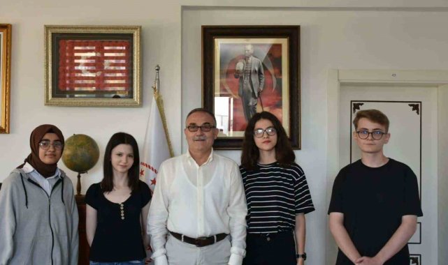 YKS'de dereceye giren öğrencileri makamında ağırladı