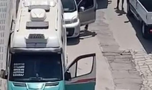 Yol verme tartışmasında minibüs şoförü bıçakla saldırdı, olay anı kamerada