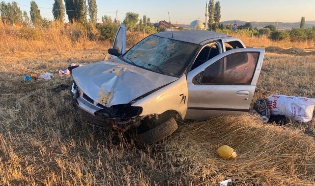 Yozgat'ta kontrolden çıkan otomobil tarlaya devrildi: 2 yaralı