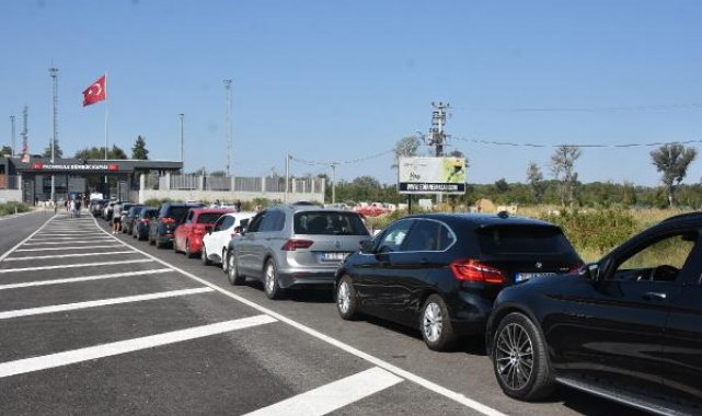 Yunanistan'daki yangın, sınır kapısında araç kuyruğuna neden oldu