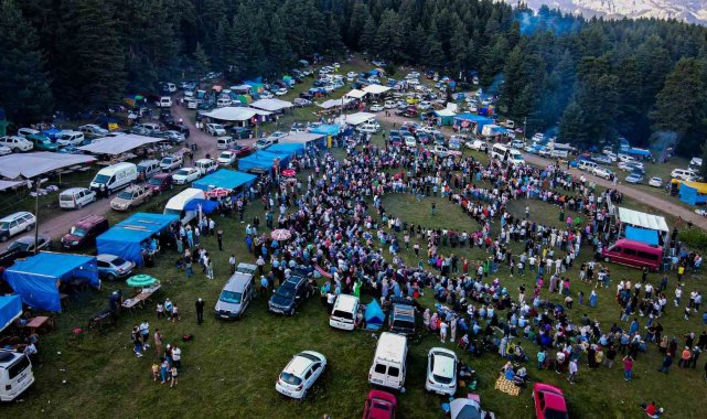 Yüzlerce insanın katıldığı Gevrek Festivalinde horonun muhteşem uyumu havadan görüntülendi