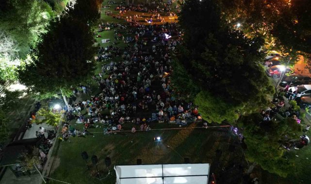 Yüzlerce kişi açık havada sinema keyfi yaşadı