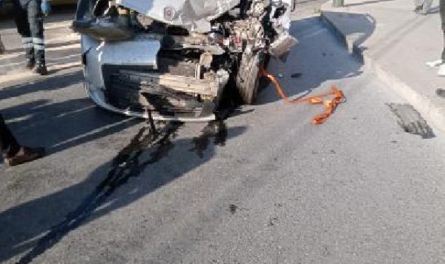 Zeytinburnu'nda hafif ticari araç tramvay yoluna girdi: 1 yaralı