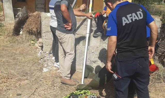 20 metrelik su kuyusuna düşen keçi kurtarıldı
