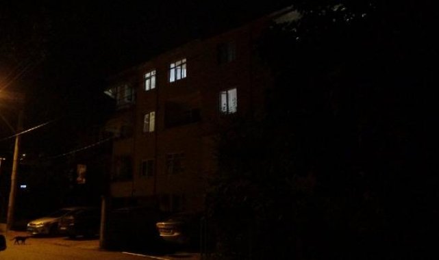 3'üncü kattan düşen çocuk yaralandı