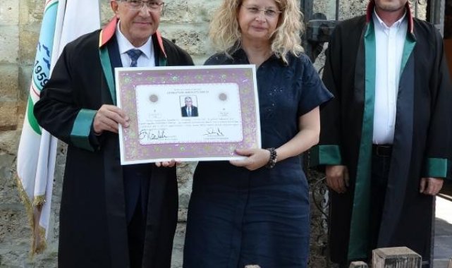 40 yıl önce bıraktığı fakülteyi bitirip, 63 yaşında avukat oldu