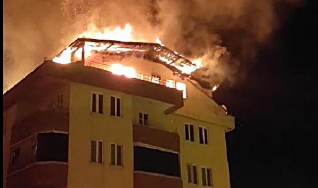 5 katlı binada çıkan yangın çatıyı da yaktı