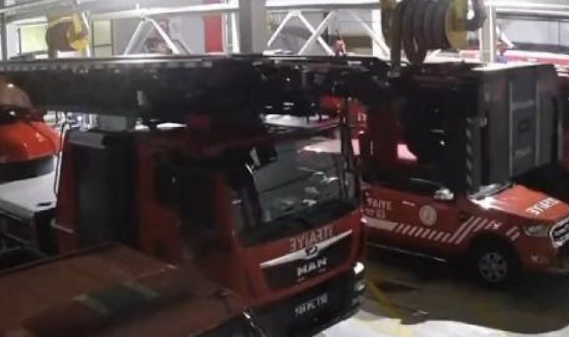 7.6'lık depremde 16 tonluk itfaiye aracının sallanması kamerada