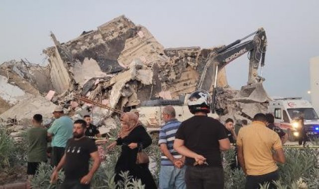 Ağır hasarlı bina yıkım sırasında iş makinesinin üzerine devrildi; operatör öldü, 3 yaralı