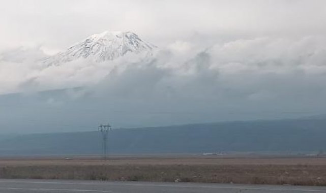 Ağrı Dağı'na mevsimin ilk karı yağdı