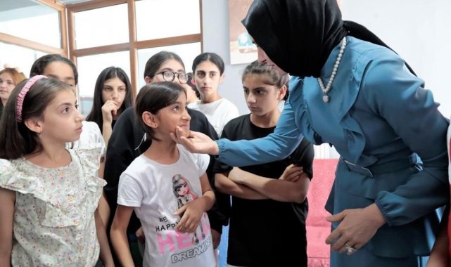 Ağrı Valisi'nin eşi, Çocukevleri Sitesi'nde çocuklarla buluştu