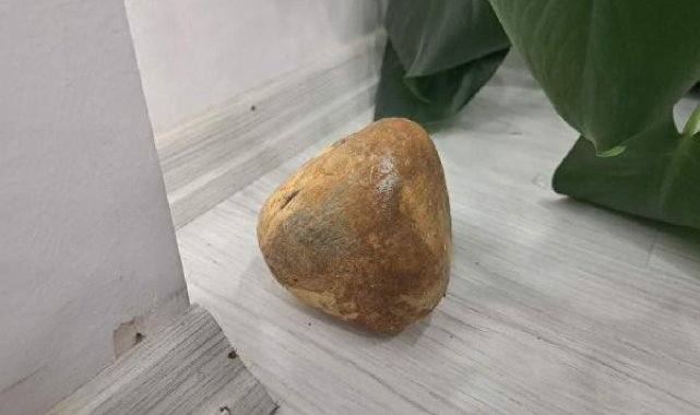 AK Parti binasına taşlı saldırıda bulunan şüpheli kamerada