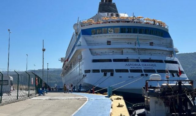 Amasra'da kruvaziyerden inen Rus turistler denize girdi