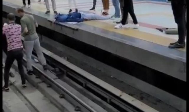 Ankara'da metro raylarına düşen kadın kurtarıldı