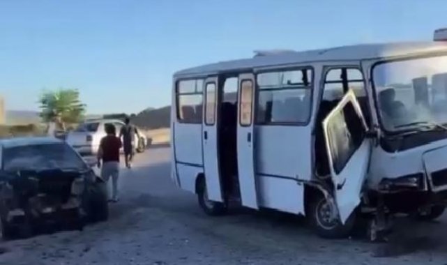 Ankara'da otomobil ile minibüs çarpıştı: 15 yaralı
