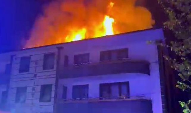 Apartmanın çatısı alev alev yandı