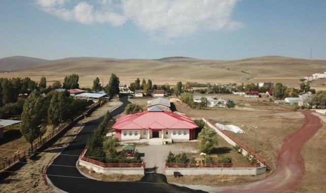 Ardahan Valisi Çiçek'ten Çıldır Anaokulu yoluna asfalt desteği