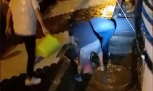 Arnavutköy'de bodrum katı su bastı; rögardaki suları kovalarla boşalttılar