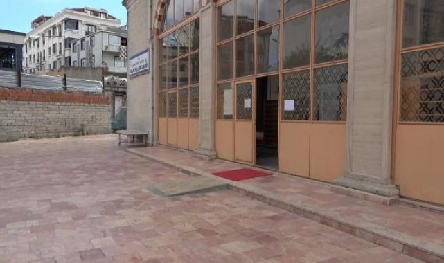 Arnavutköy'de cami cemaati avluda bebek buldu