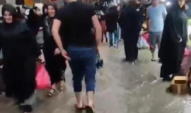 Arnavutköy'de etkili olan sağanak yağışın ardından pazar yerini su bastı
