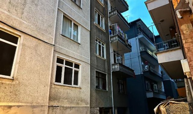 Artvin'de, balkondan düşen depremzede çocuk öldü