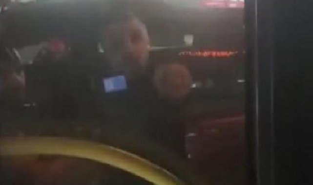 Avcılar'da yolunu kestiği İETT otobüsünü tekmeledi