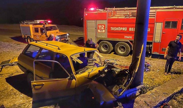 Aydınlatma direğine çarpan otomobil hurdaya döndü: 1 yaralı